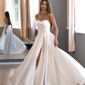 Robe de mariée bustier en mikado : robe trapèze minimaliste avec fente