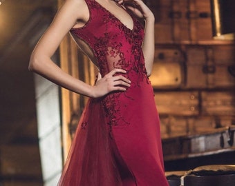 Red Evening Gown: Elegant Formal Dress with Open Back & detachable train