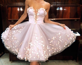 Vestido de novia corto en rosa, vestido de novia floral, vestido de novia con corsé, vestido sin mangas y sin tirantes