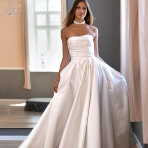 Abito da sposa in mikado e corsetto di seta: abito da sposa minimalista a trapezio