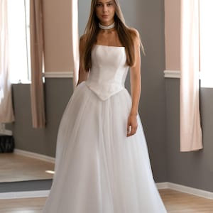 Robe de mariée bustier en tulle et corset : corsage en mikado, robe trapèze