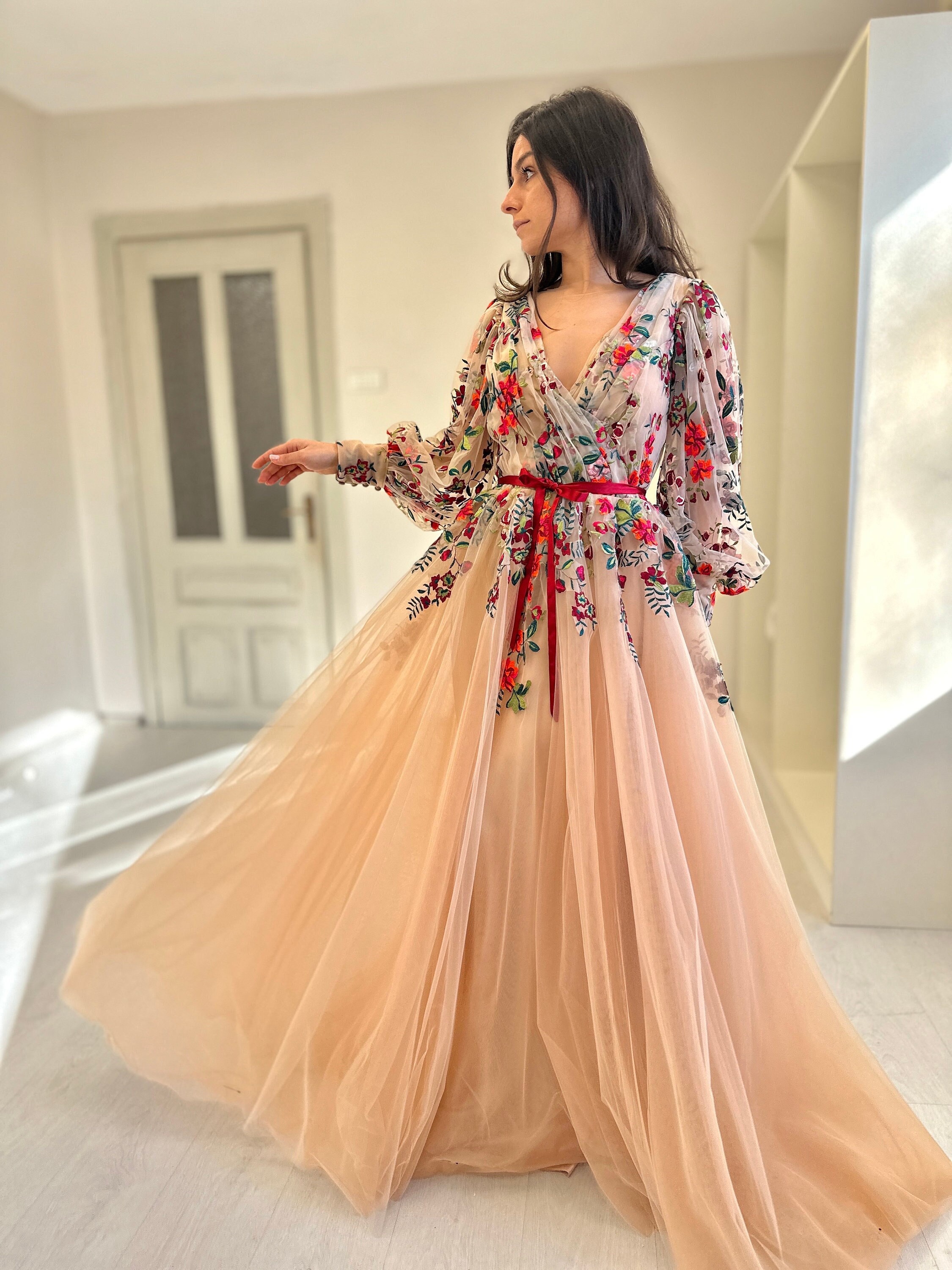 Chic Flower Lace V-neck Long Sleeve Garden Wedding Dress - Lunss