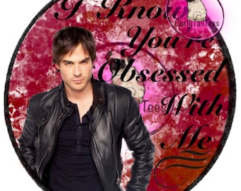 Puede incluir: Diseño circular con un retrato de un hombre con chaqueta de cuero negra, con el texto "I Know You're Obsessed With Me". El fondo es una mezcla de tonos rojos y rosas, con una pequeña ilustración de un pug.