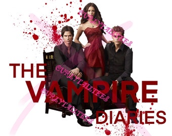 Puede incluir: Un gráfico rojo y blanco con el texto "The Vampire Diaries" en rojo. Tres personas están de pie frente al texto. La mujer lleva un vestido rojo y los dos hombres llevan trajes. El fondo es blanco con salpicaduras rojas.