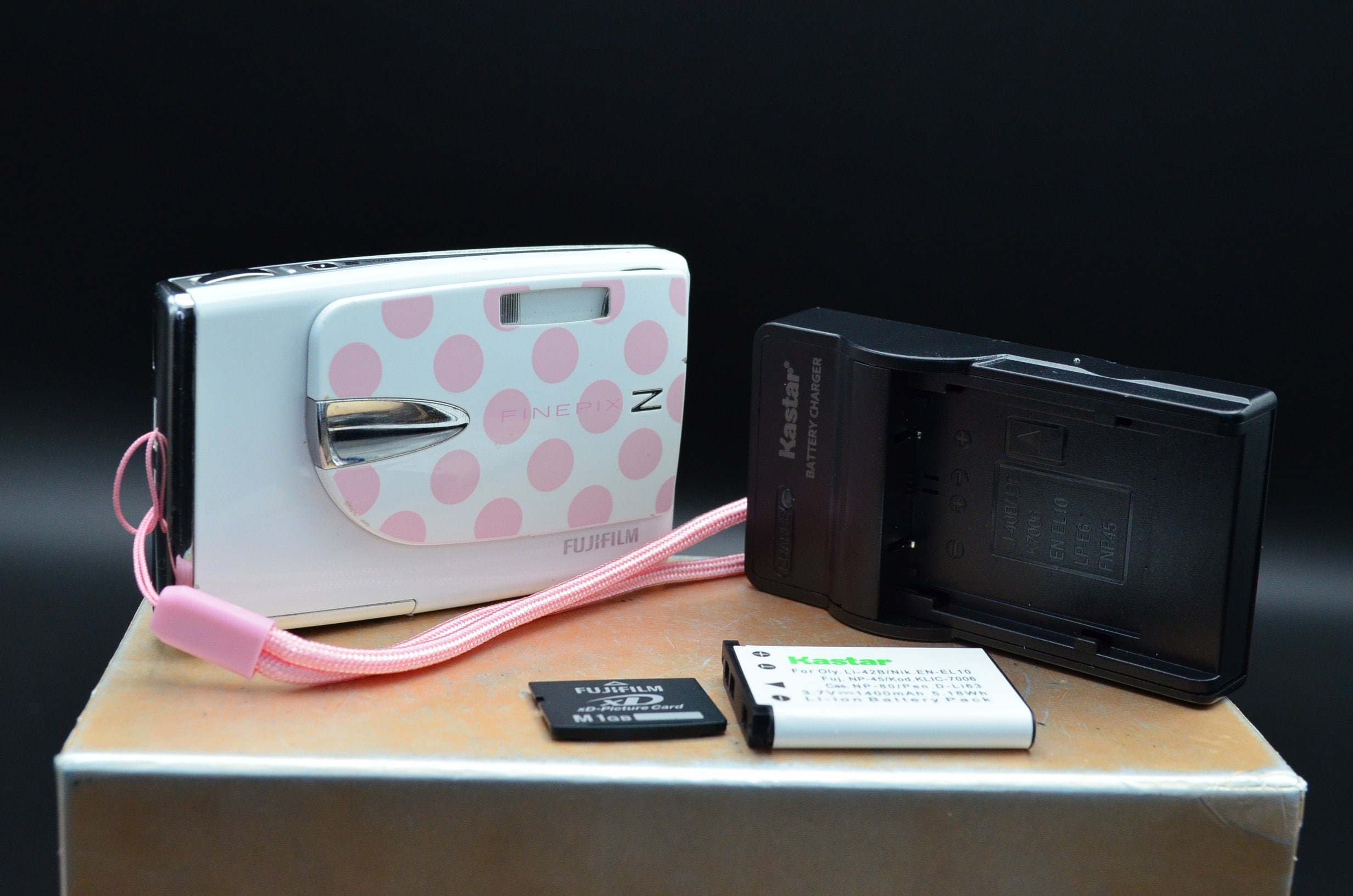 Pink Polka Dot Fujifilm Finepix Z20fd 10MP Digital Camera