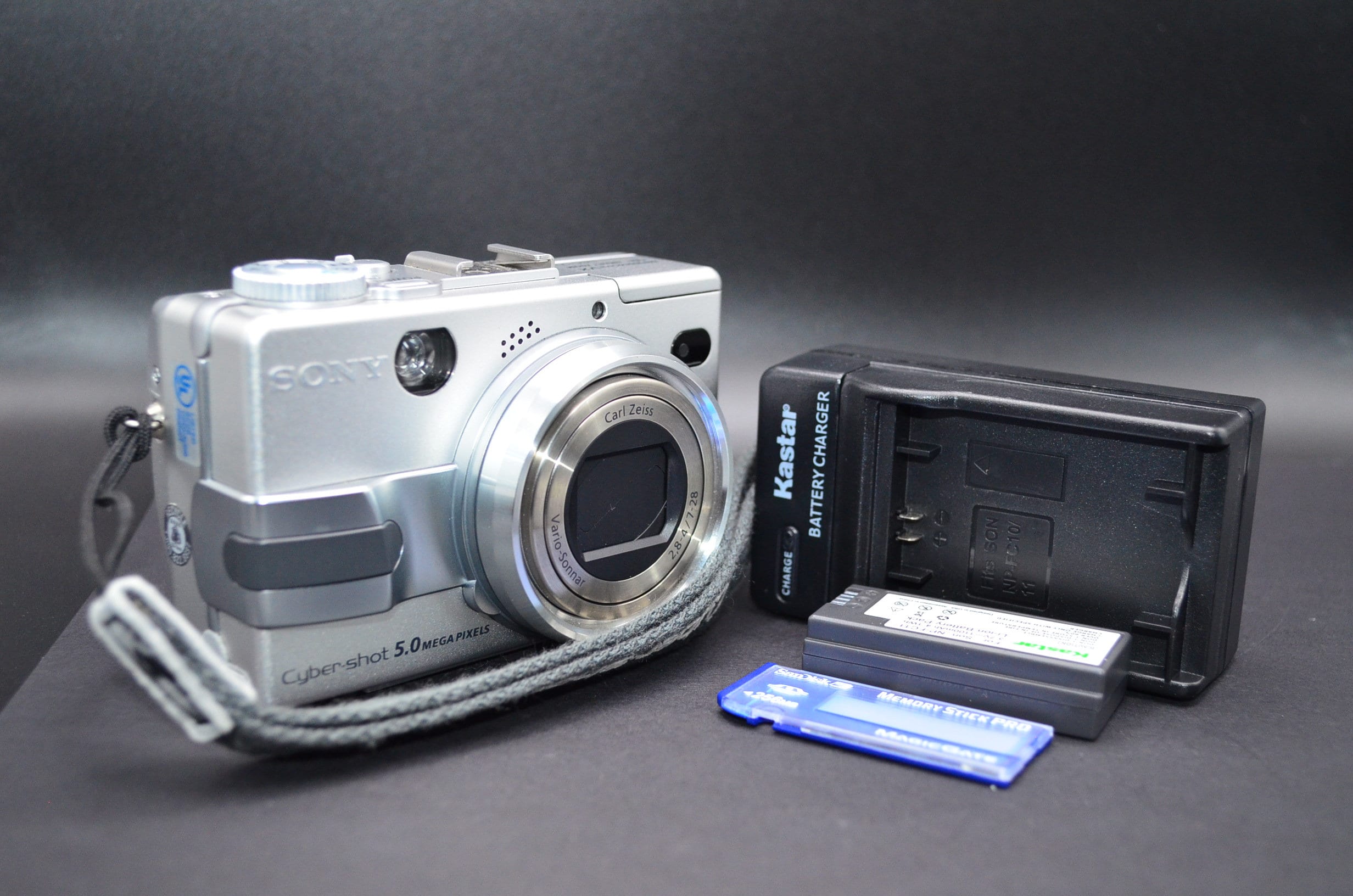 Vintage Sony DSC-V1 Cyber-shot 5MP Digital Camera. Includes New