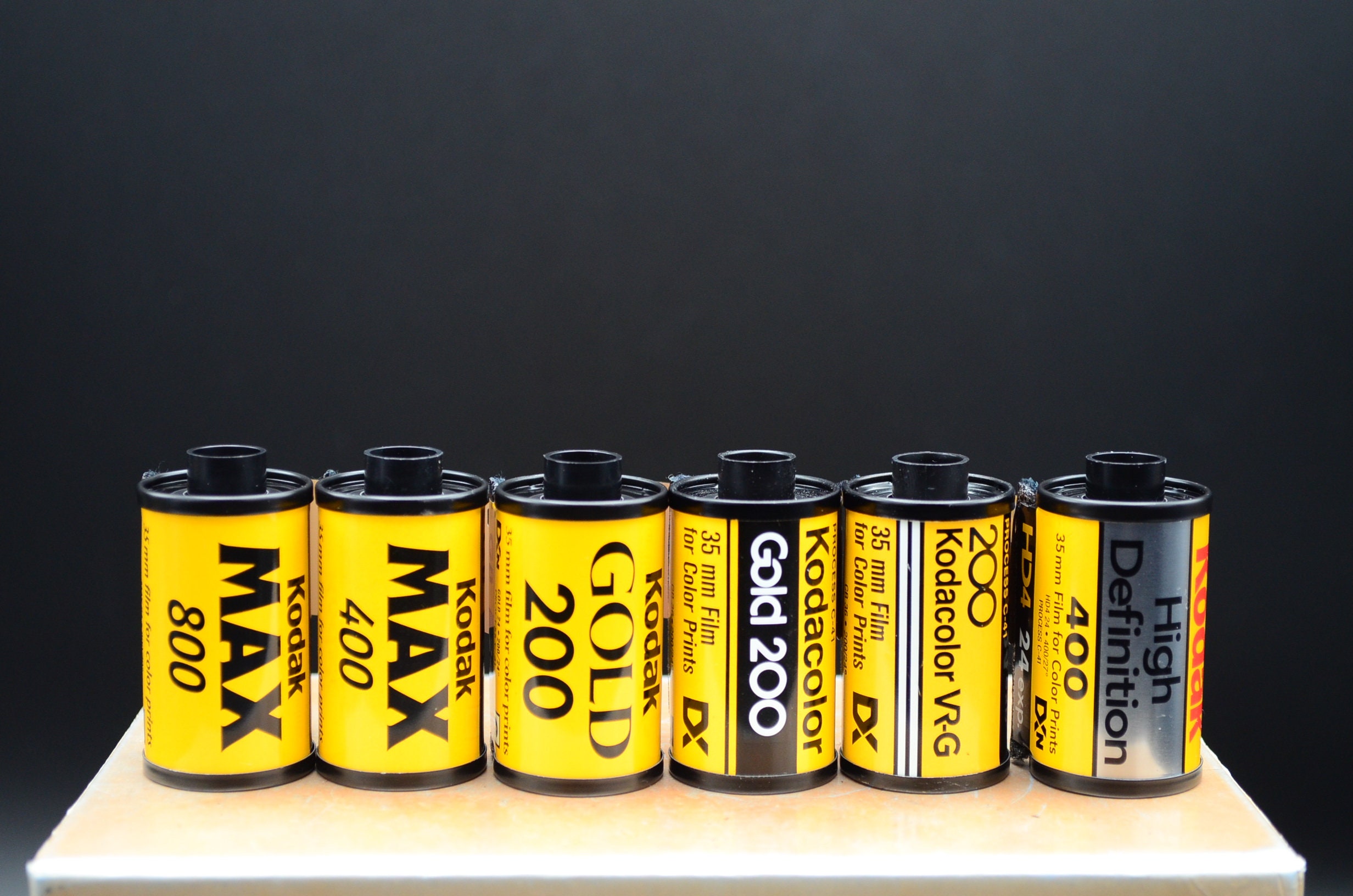 カラーフィルム　35mm 期限切れ　9つ 使用期限切れの35mmカラーフィルム。各種取り揃えております
