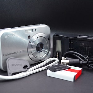 Seltene Sony DSC-N1 8MP Digitalkamera. Inklusive original Stylus Stylus, neuem Akku, neuem Ladegerät und einer Option für eine 512MB Sony Pro Duo Karte. Funktioniert