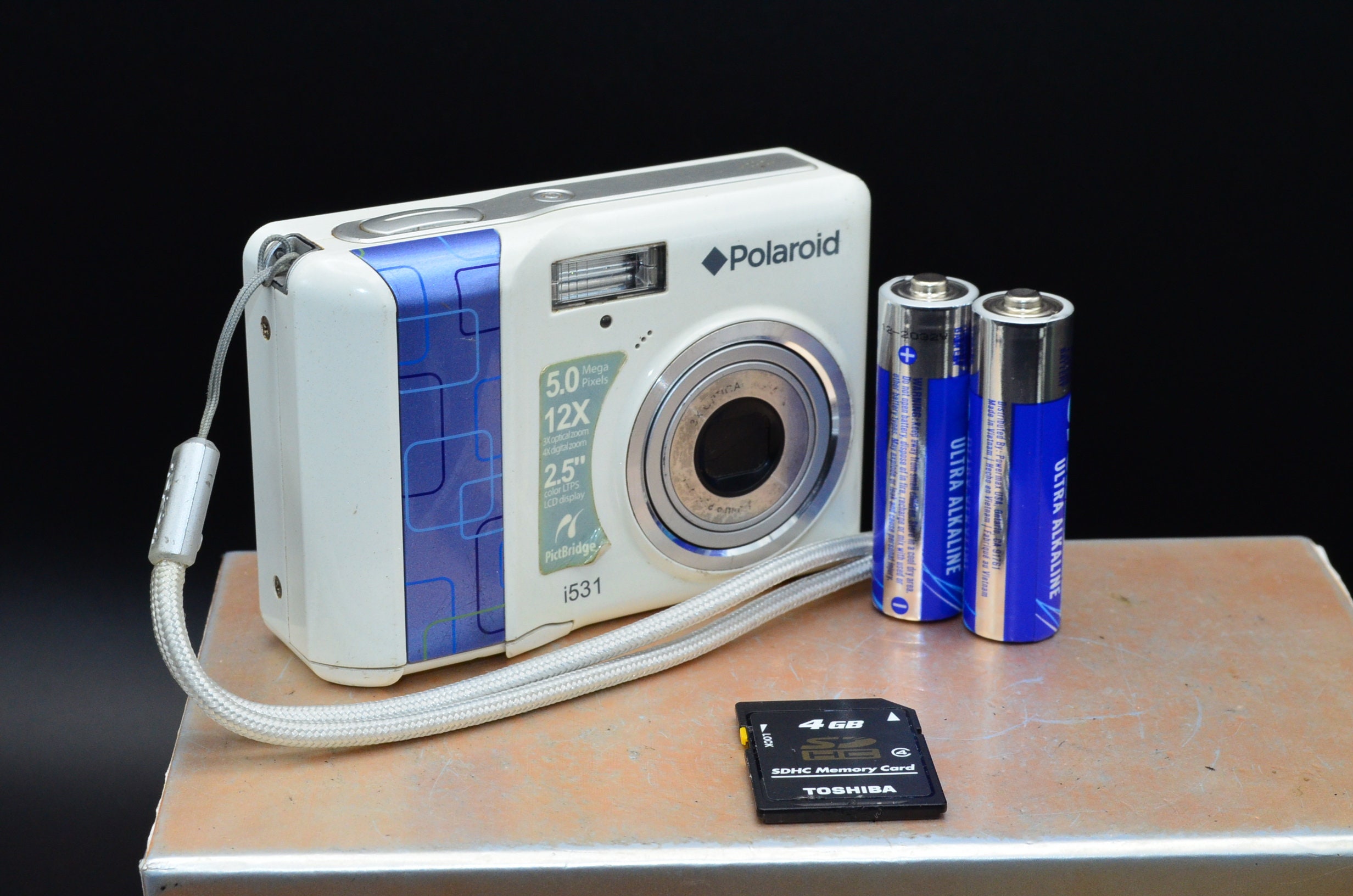 Polaroid PDC 3030 Vintage 3.2 MP Digital Camera - Silver. Collector's item  