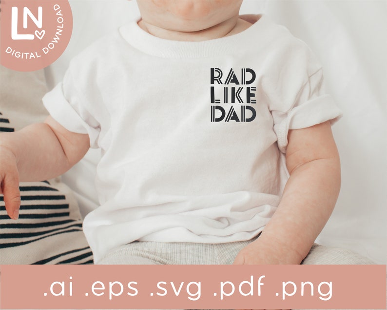 以下が含まれることがあります： 黒文字で「RAD LIKE DAD」と書かれた白いベビーロンパースです。