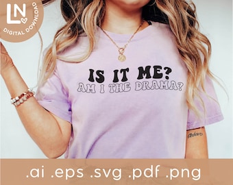 Könnte beinhalten: Ein pinkfarbenes T-Shirt mit dem Text "Is it me? Am I the drama?" in schwarzen Buchstaben.