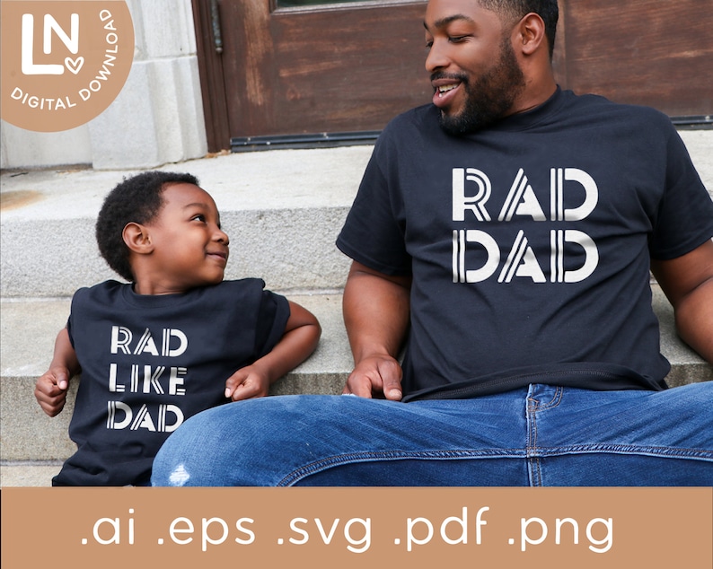 以下が含まれることがあります： 白い文字で「RAD DAD」と書かれた黒いTシャツ。白い文字で「RAD LIKE DAD」と書かれた黒いTシャツを着た子供が大人の隣に階段に座っている。