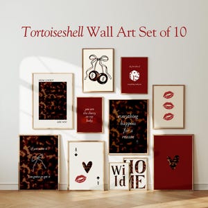 Op de afbeelding: Een set van tien ingelijste wandkunstprints. De prints tonen een schildpadpatroon, kersen, dobbelstenen, lippen en tekst. Het kleurenpalet omvat bruin, rood en crème. De tekst bevat "How Lucky", "Are We?", "You are the cherry on top baby", "Everything happens for a reason", "If you make it, You gotta go get it" en "Wild Home".