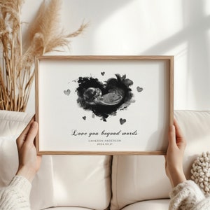 Peut inclure: Une image d'échographie en noir et blanc d'un bébé en forme de cœur avec le texte "Love you beyond words" et le nom "Cameron Anderson" et la date "2024.03.21".