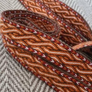 Tabletgeweven rand, Vikingriem, Birka B12-patroon, tabletgeweven band, 100% wol, 9e-10e eeuw na Christus
