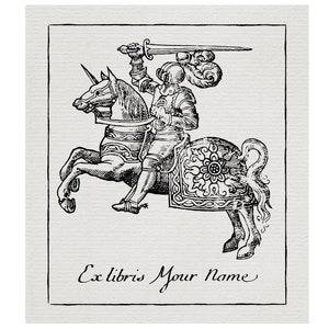 Può includere: Illustrazione in bianco e nero di un cavaliere a cavallo, che tiene una spada. Il cavaliere indossa un'armatura e un elmo. Il cavallo indossa un'armatura e ha un motivo floreale sul fianco. Il testo "Ex libris Il tuo nome" è scritto sotto l'immagine.