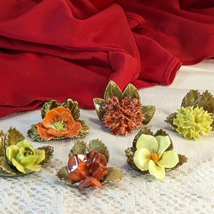 Royal Adderly Floral plaatskaarthouders Set van zes gele en oranje handgemaakte porseleinen bloemcouverts bloemen