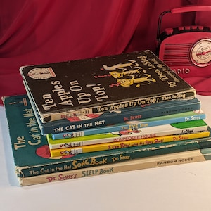 Dr. Seuss-Set mit sieben (7) gemischten Ansammlungen von Vintage-Kinderbüchern von 1961 bis 1999 Verschiedene Zustands-Sammler Dr. Seuss-Geschichtsbücher