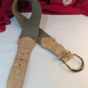 Cinturón elástico de diseño en corcho y tono dorado Ralph Lauren RLL, ancho y elástico, color caqui, numerado, sin usar, como nuevo.