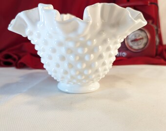 フェントン　Fenton ミルクガラス　ホブネイル　フラワーベース Vintage Fenton Glass Hobnail Ruffled Fan Vase/ビンテージ