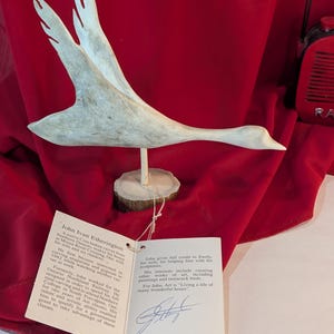 Sculpture en bois de cervidé sculpté Tamarak Bird par John Ivan Etherington, artiste canadien 1992 Pièce signée avec carte d'information signée