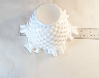 フェントン　Fenton ミルクガラス　ホブネイル　フラワーベース フェントン ミルク ガラスの花瓶。ホブネイル パターンの小さな