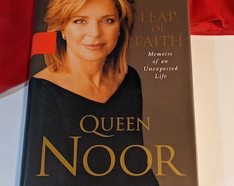 Leap Of Faith Memoirs of an Unexpected Life Queen Noore Inbunden självbiografi från 2003 ISBN 0-7868-6717-5 med original skyddsomslag