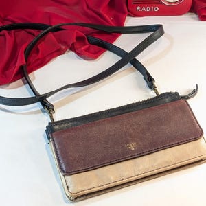 Cartera cruzada tricolor de cuero Fossil, tres volúmenes, de cuero genuino, marca Fossil, color crema, morado y negro, pequeño bolso de diseño, tarjetero.