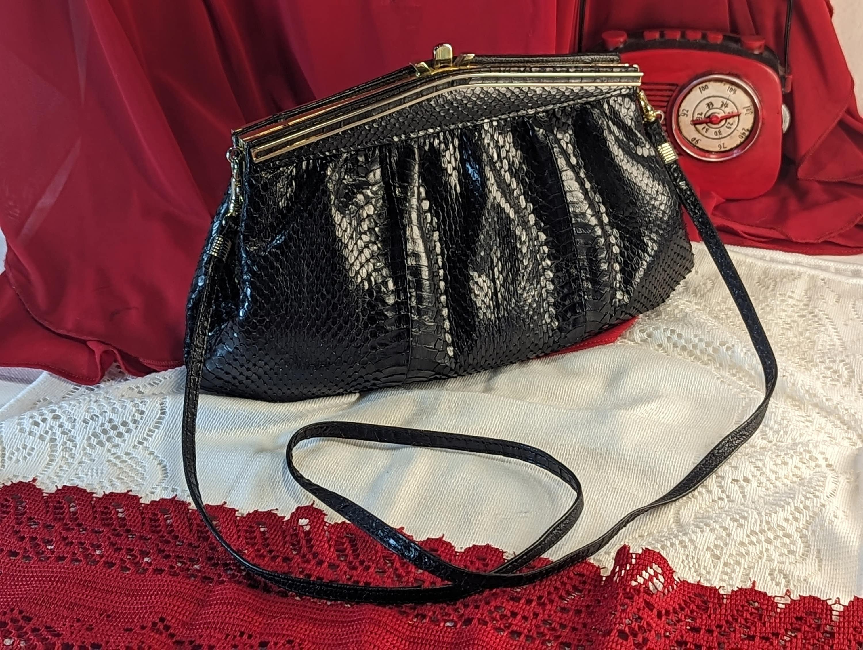 Pochette vintage en cuir d'alligator noir avec bandoulière amovible et fermoir en métal doré et détails semi-rigide doublé de satin
