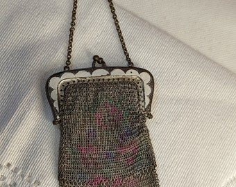 Antike Dresdner Mesh Siebdruck Geldbörse mit Original Seidenfutter, Quasten und weißer Emaille Malerei Klapprahmen 1920