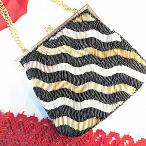Bolso de mano con cuentas Le Ragale, cuentas de oro negro y plata sobre marco de metal dorado y correa de cadena ajustable
