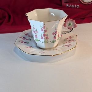 MELBA Ensemble de tasses à thé et soucoupe en porcelaine tendre avec motif floral des années 40, blanc et rose, avec rebord et garnitures en or, Tasse à thé octogonale avec soucoupe 3749