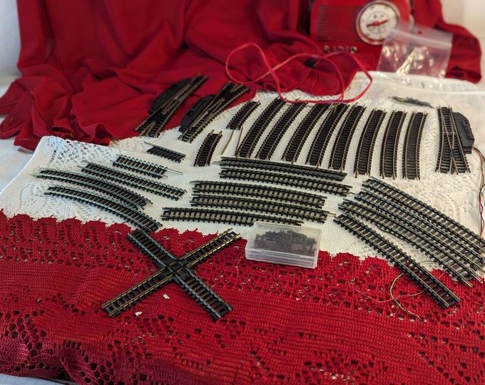 Atlas Model Train Track N Guage Scale Assorted Pieces 28 Piece Set Tain Track Set Railroad Track