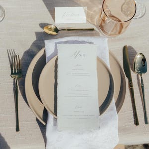 Pół-niestandardowe menu weselne z ozdobnymi krawędziami na klasyczną i elegancką kartę menu weselnego | Dostępnych jest więcej kolorów | Wydrukowane i wysłane
