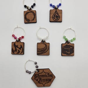 Conjunto de amuletos de vinho inspirados em Chronicles of Arcane TCG