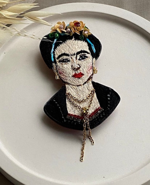 Broche de bisutería inspirado en Frida Kahlo pintado a mano