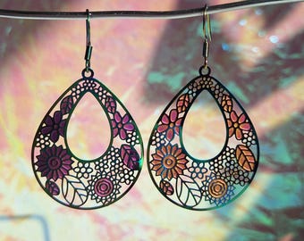 Brincos pendentes boho em aço inoxidável 304, com estampa floral, delicados e leves, 39 x 30 mm.