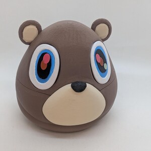 Graduation Bear Deck Box – Kanye West-inspirerat 3D-tryckt kortfodral – för Mtg Commander Yugioh, Pokémon, Riftbound, samlarkortspel