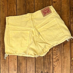 Vintage 90s women’s high rise Levi’s yellow Jean shorts size 6