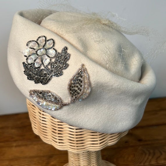 Vintage 1960’s odd white ladies wool facinator hat