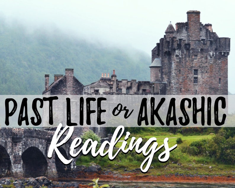 K&ouml;nnte beinhalten: Ein historisches Schloss mit einer Br&uuml;cke und Wasser im Vordergrund. Der Text "PAST LIFE or AKASHIC Readings" ist in fetter, schwarzer Schrift mit wei&szlig;er Schreibschrift f&uuml;r das Wort "Readings" &uuml;ber das Bild gelegt. Der Hintergrund zeigt einen nebligen Berg.