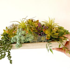 Sukkulenten Tischgesteck im Holztablett - Real Touch Sukkulenten Herzstück - Faux Succulent Arrangement, extrem realistisch aussehend.