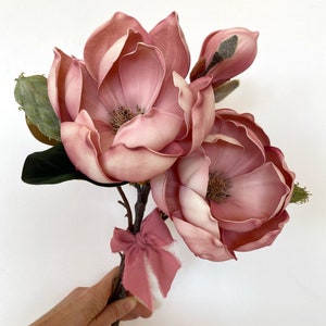 Ramo de flores de magnolia de 15,3&quot; (rosa ruborizado o blanco) - Flores artificiales de alta calidad - Incluye 5 tallos con 4 flores de aspecto realista