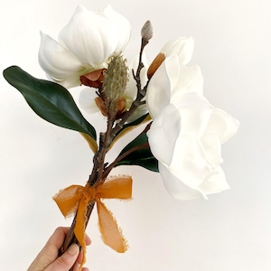 Ramo de magnolia de 39 cm (blanco o rosa ruborizado). Flores artificiales de alta calidad. Incluye 5 tallos con 4 flores de aspecto realista.
