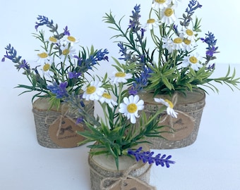 Frühlingsblumenarrangement in handgefertigtem Holztopf - Künstliche Wildblumen - kleines Herzstück - Gefälschter Lavendel und Seiden-Gänseblümchen