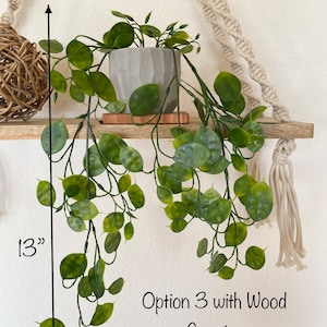 Puede incluir: Una estanter&iacute;a colgante con una planta artificial en una maceta gris. La planta es una variedad colgante y cuelga 33 cm. La estanter&iacute;a es de madera y tiene un posavasos de madera. Opci&oacute;n 3 con posavasos de madera (la estanter&iacute;a colgante no est&aacute; incluida).