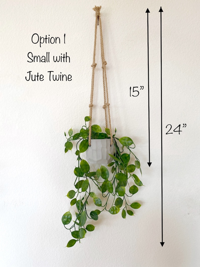 Puede incluir: Un peque&ntilde;o macetero colgante con una planta verde y cuerda de yute. El macetero mide 15 pulgadas de alto y la planta cuelga 24 pulgadas de largo. Opci&oacute;n 1: Peque&ntilde;o con cuerda de yute.