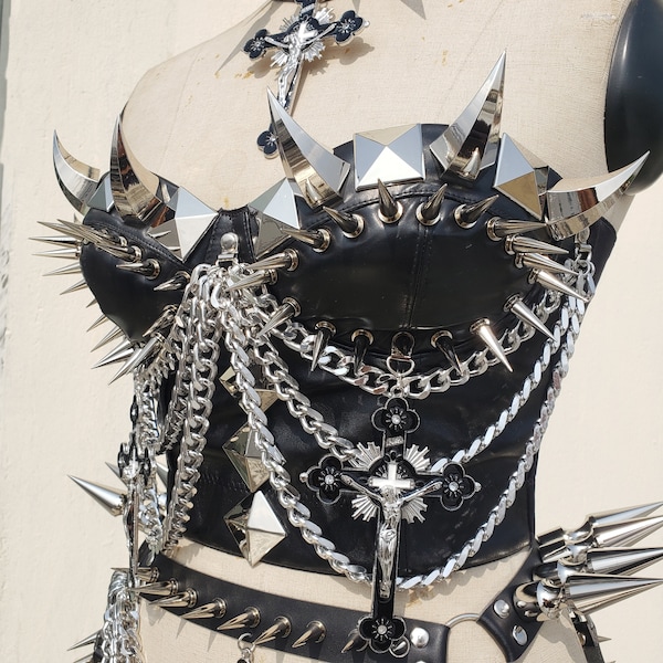 Top espartilho com tachas e metal pesado: fantasia de punk gótico do Burning Man