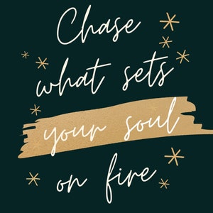 Op de afbeelding: Een donkergroene achtergrond met gouden sterren en een gouden penseelstreek. Witte tekst luidt "Chase what sets your soul on fire."