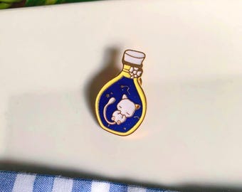 Pin de esmalte de Pokémon Mewmew en una botella: un adorable coleccionable kawaii